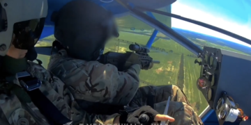 Εκπαιδευτικό ουκρανικό αεροσκάφος Aeroprakt A-22 αναχαιτίζει Ρωσικά UAV μέσω χειριστή τυφεκίου τύπου Bullpup